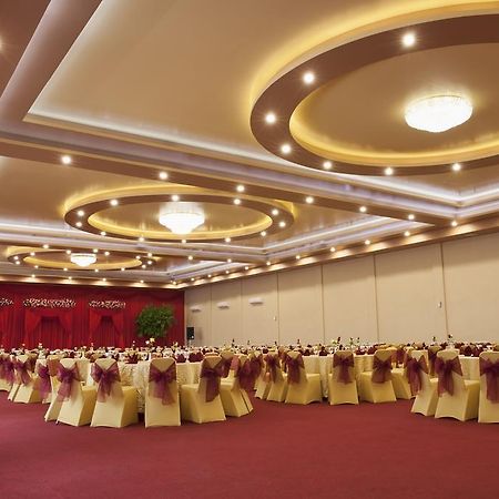 Borneo Emerald Hotel Ketapang  Bagian luar foto