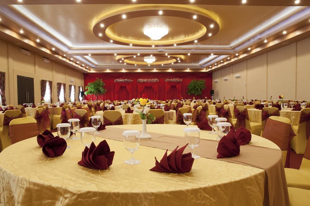 Borneo Emerald Hotel Ketapang  Bagian luar foto